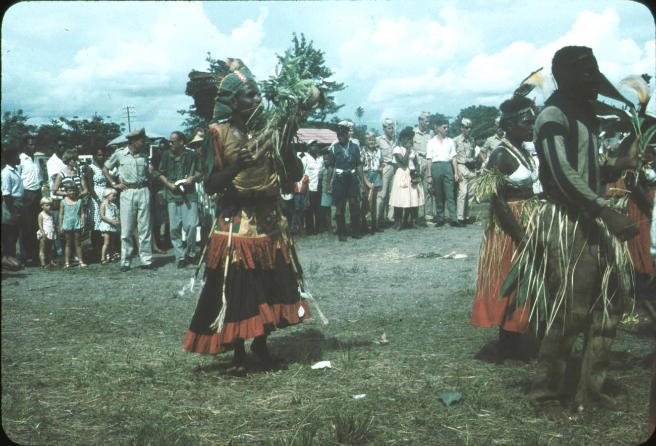 BD/171/21 - 
Festiviteit, dansende mannen en vrouwen in traditionele kleding. 
