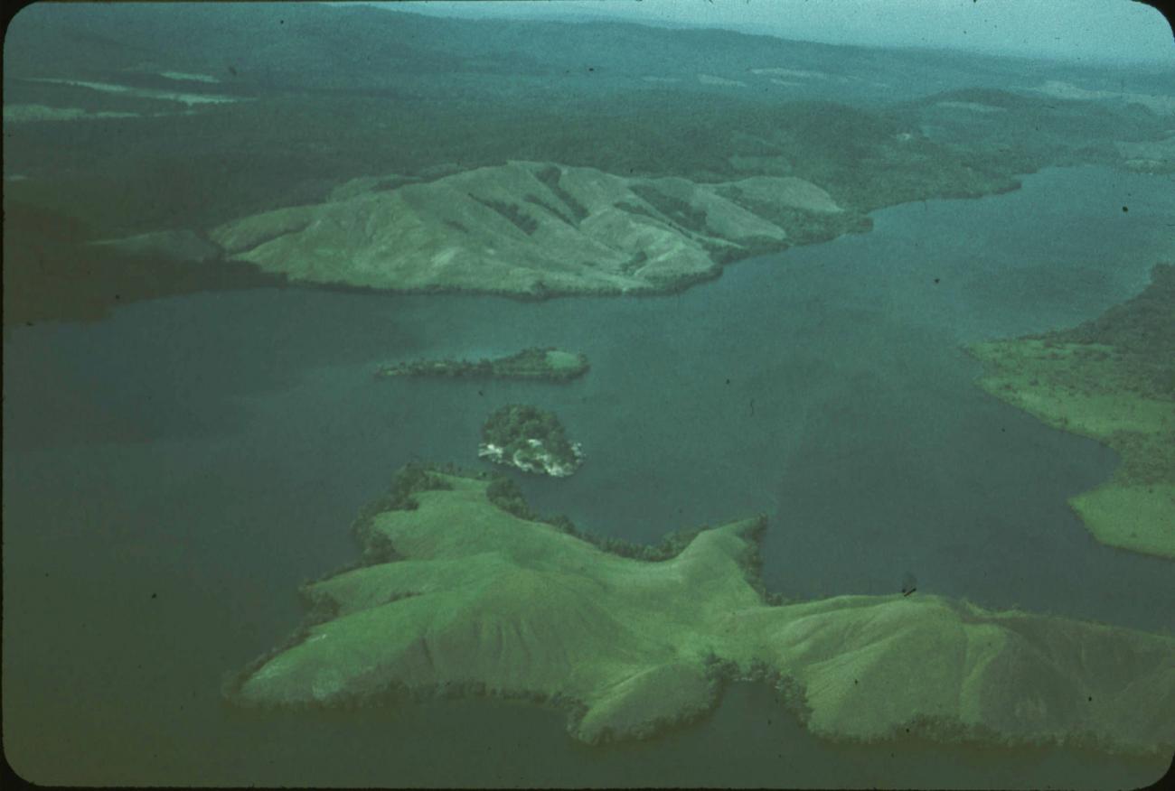 BD/171/229 - 
Luchtfoto baai met eilanden.
