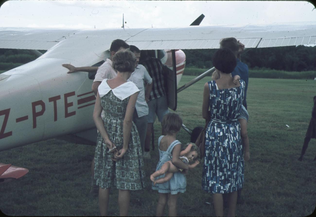 BD/171/258 - 
Westerse mensen rondom klein vliegtuig.
