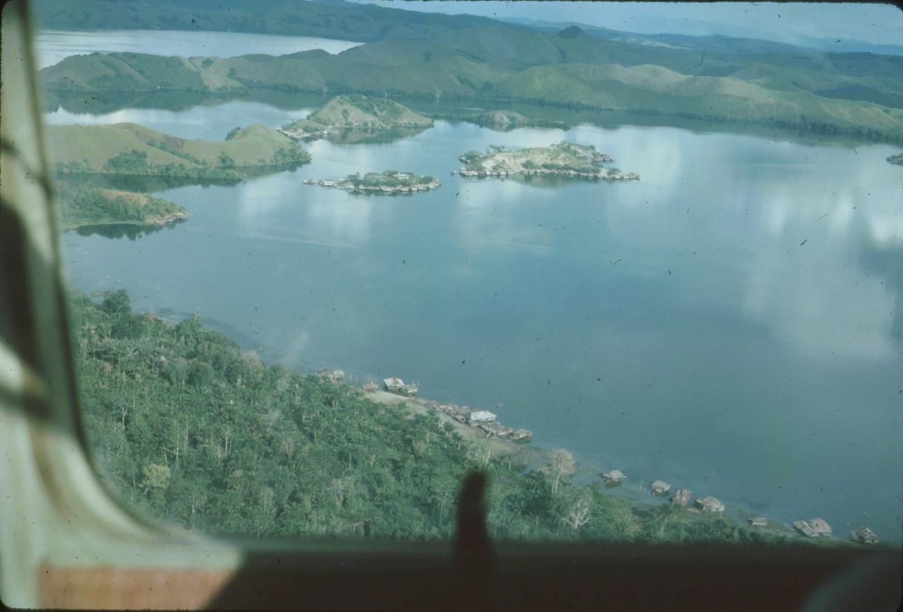 BD/171/292 - 
Luchtfoto baai met eilanden.
