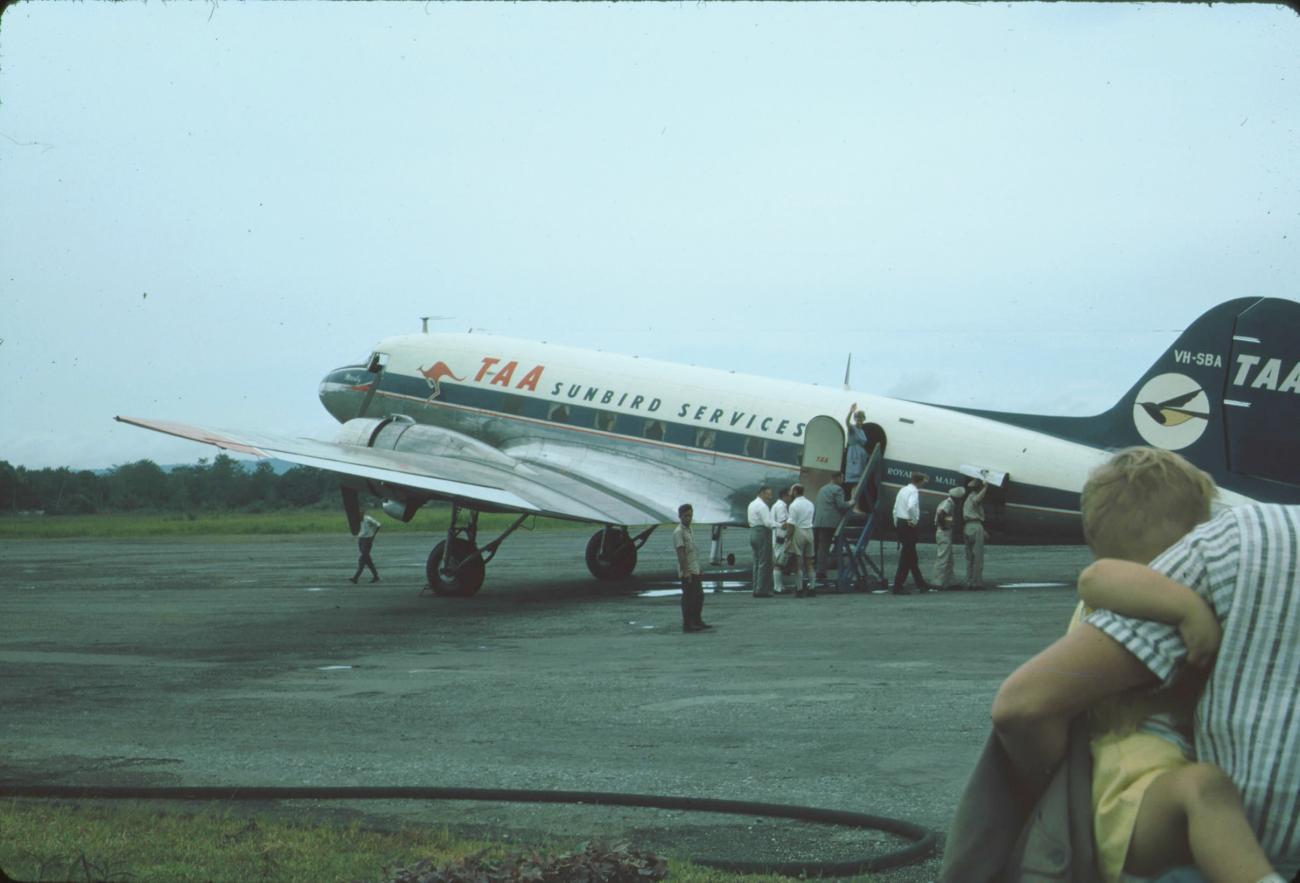 BD/171/298 - 
Passagiers gaan aan boord vliegtuig van de TAA.
