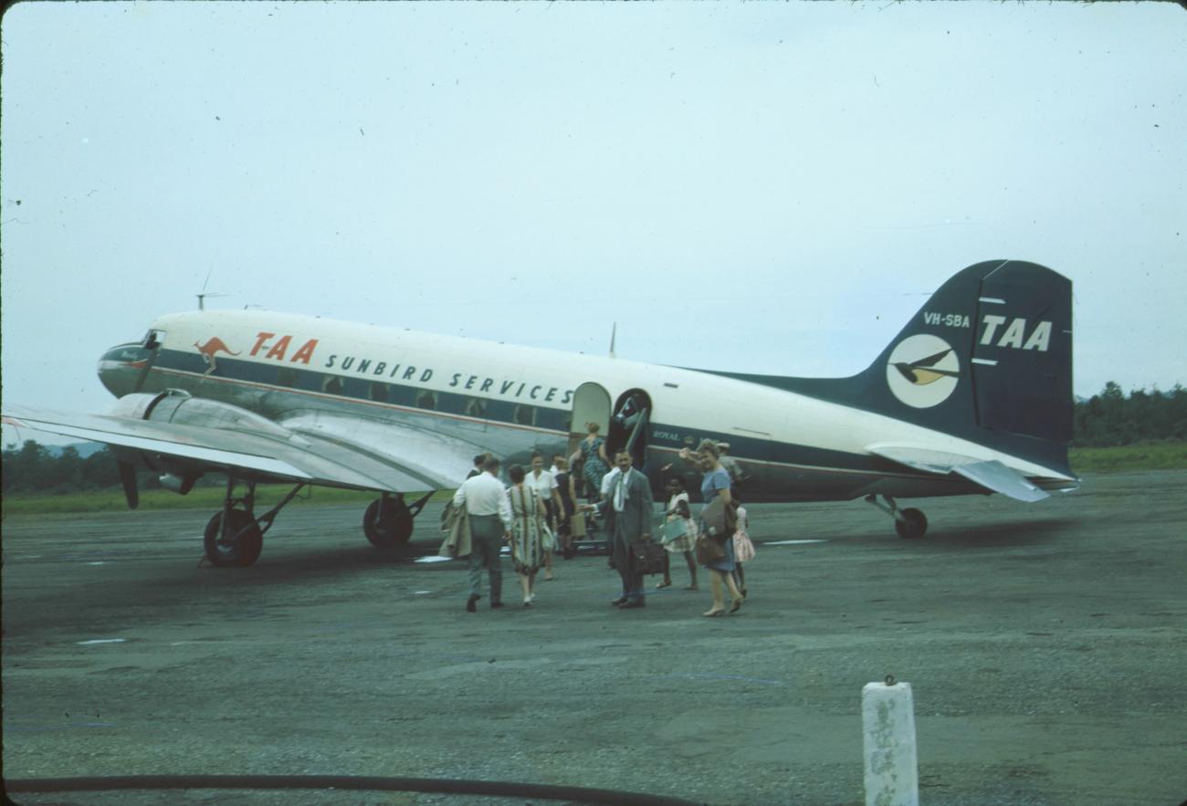BD/171/299 - 
Passagiers gaan aan boord vliegtuig van de TAA.
