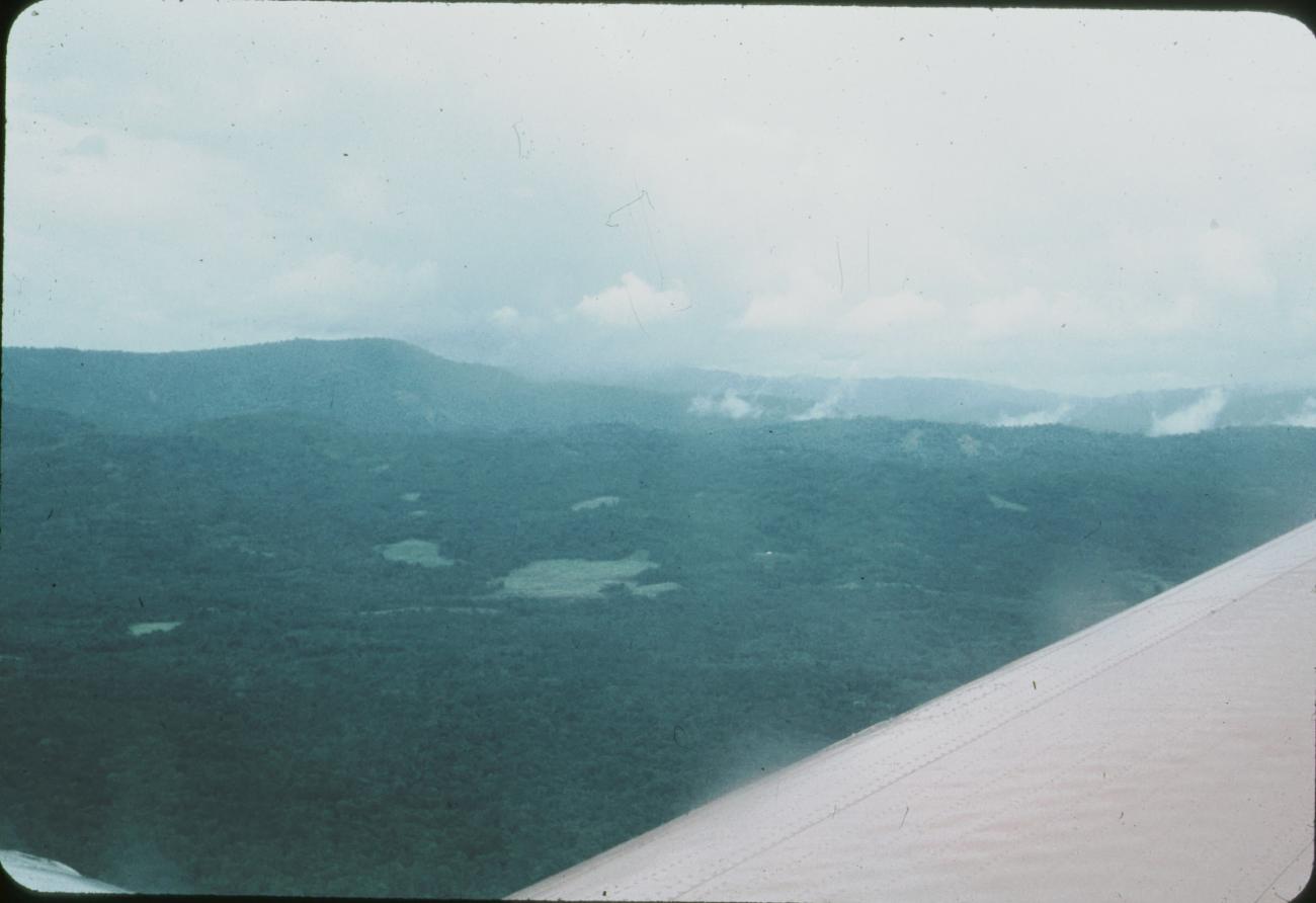 BD/171/335 - 
Luchtfoto landschap met meer.
