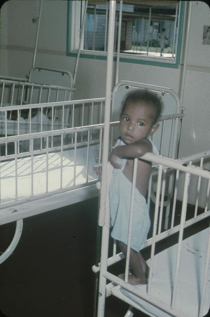 BD/171/337 - 
Kind in een ledikant in ziekenhuis.
