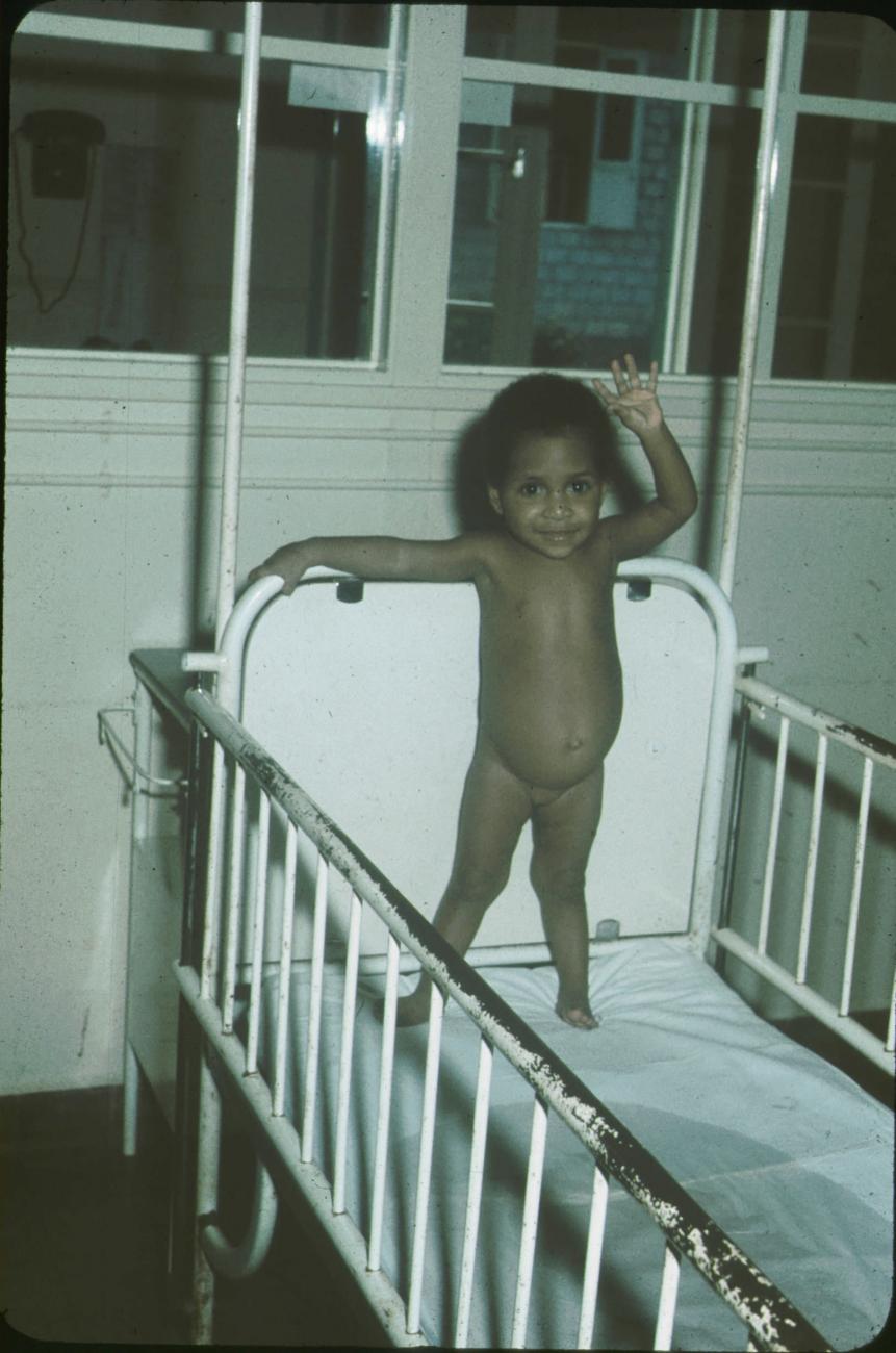 BD/171/340 - 
Kind in een ledikant in ziekenhuis.
