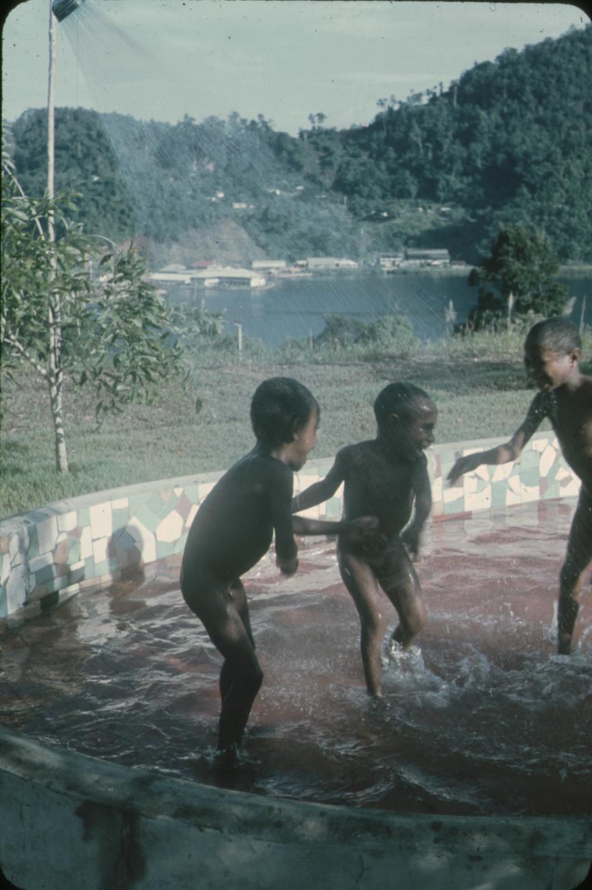 BD/171/342 - 
Spelende kinderen in een zwembad.
