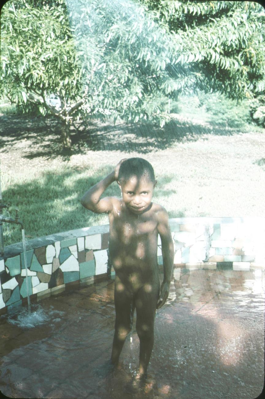 BD/171/343 - 
Kind in een zwembad.
