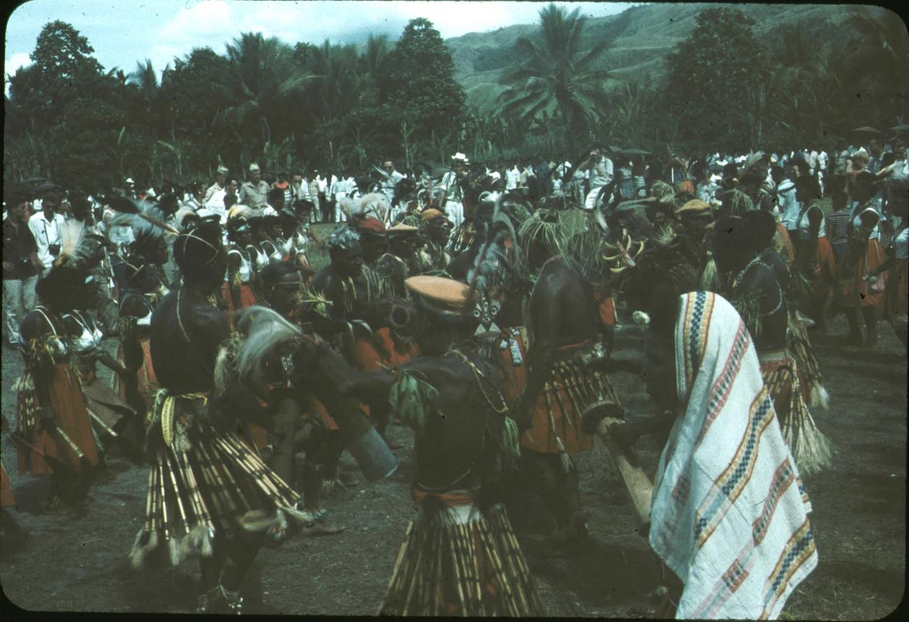 BD/171/345 - 
Mannen en vrouwen doen dans in traditionele kledij.
