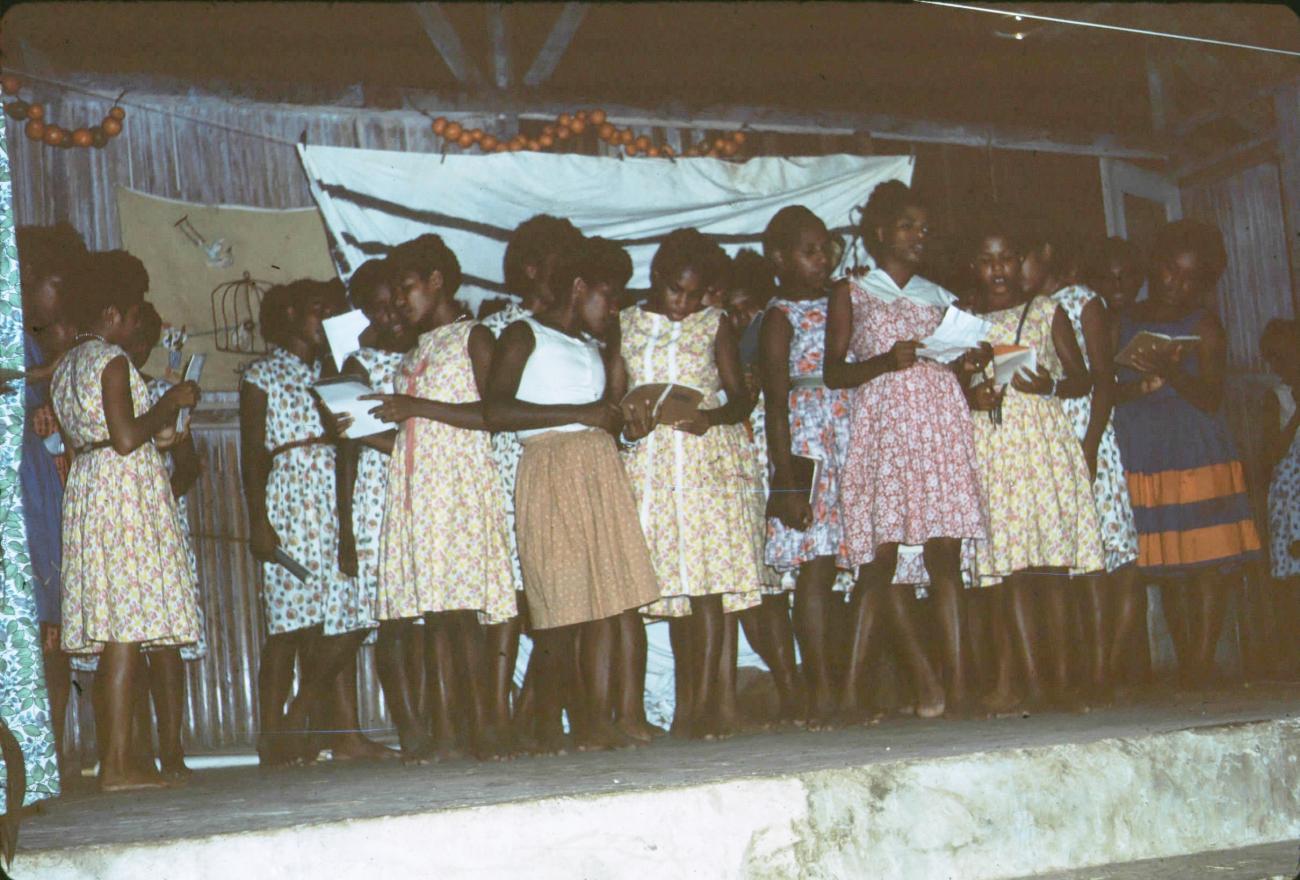 BD/171/362 - 
Feest, jonge vrouwen zingen op podium.
