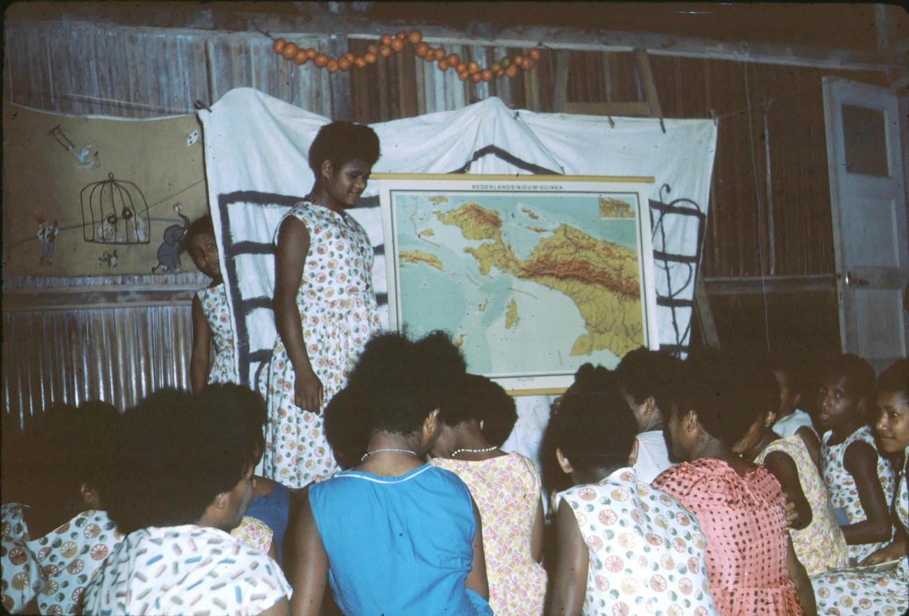 BD/171/365 - 
Meisjes krijgen les met behulp van geografische kaart.
