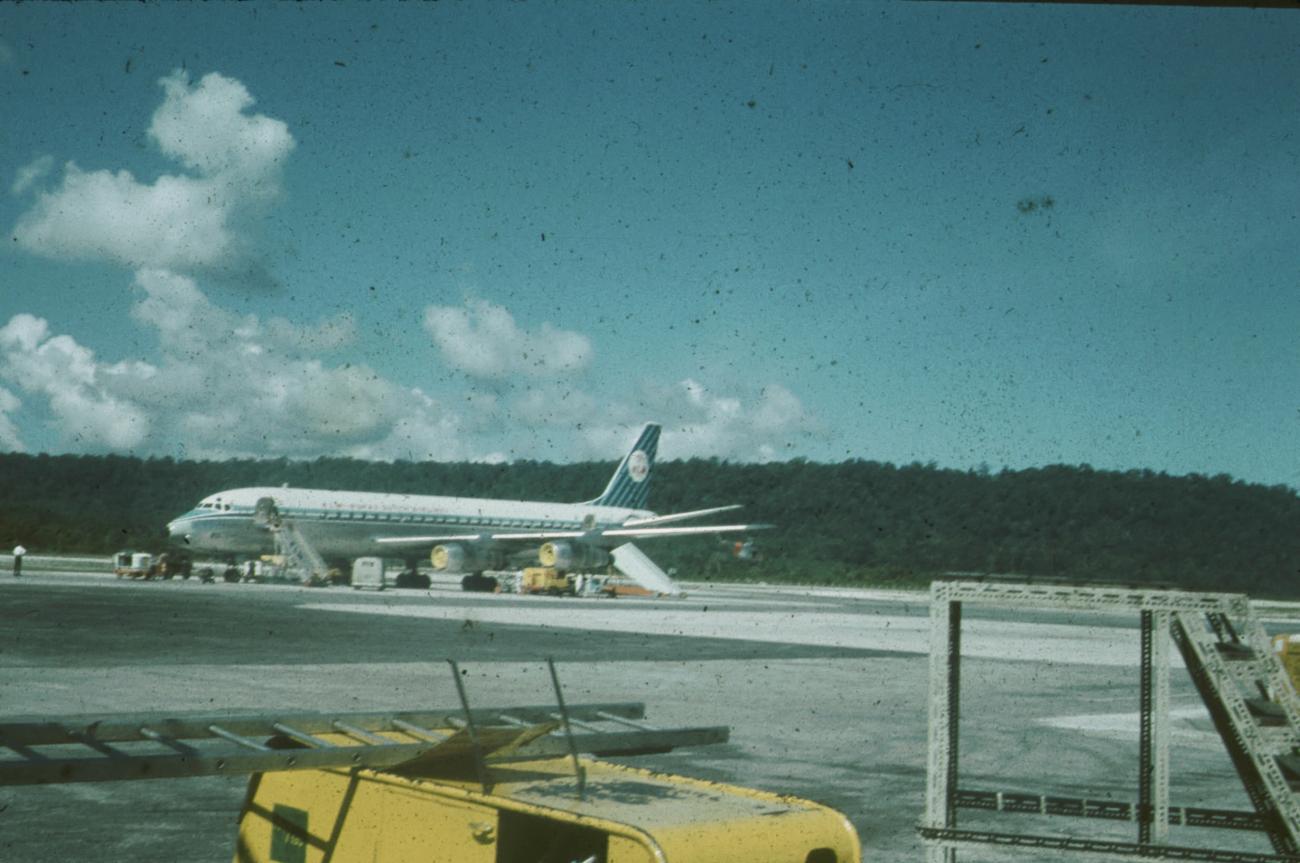 BD/171/366 - 
Vliegtuig KLM op luchthaven.
