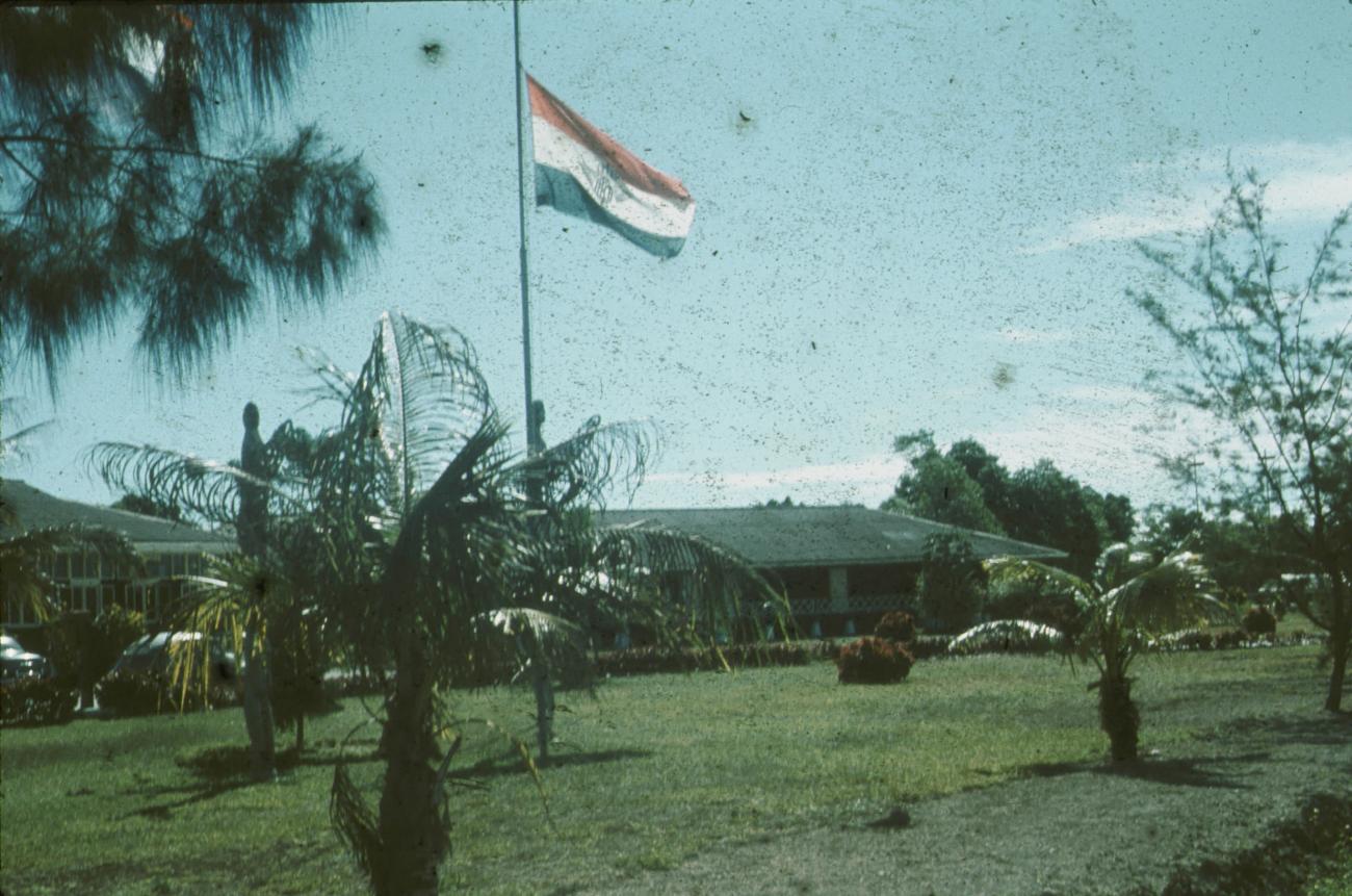 BD/171/367 - 
Luchthaven, gebouw met Nederlandse vlag. 
