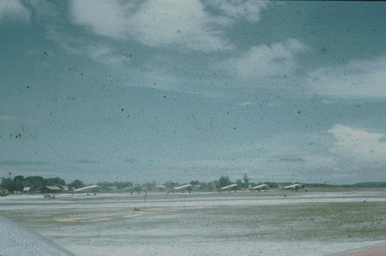 BD/171/372 - 
Vliegveld met Dakota vliegtuigen.
