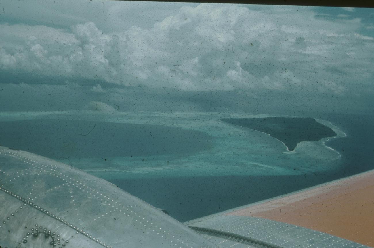 BD/171/375 - 
Luchtfoto vanuit Dakota vliegtuig JZ PDC van o.m. eiland.
