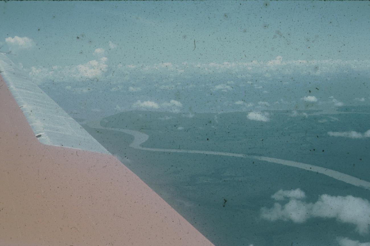 BD/171/378 - 
Luchtfoto vanuit Dakota vliegtuig JZ PDC van rivier.
