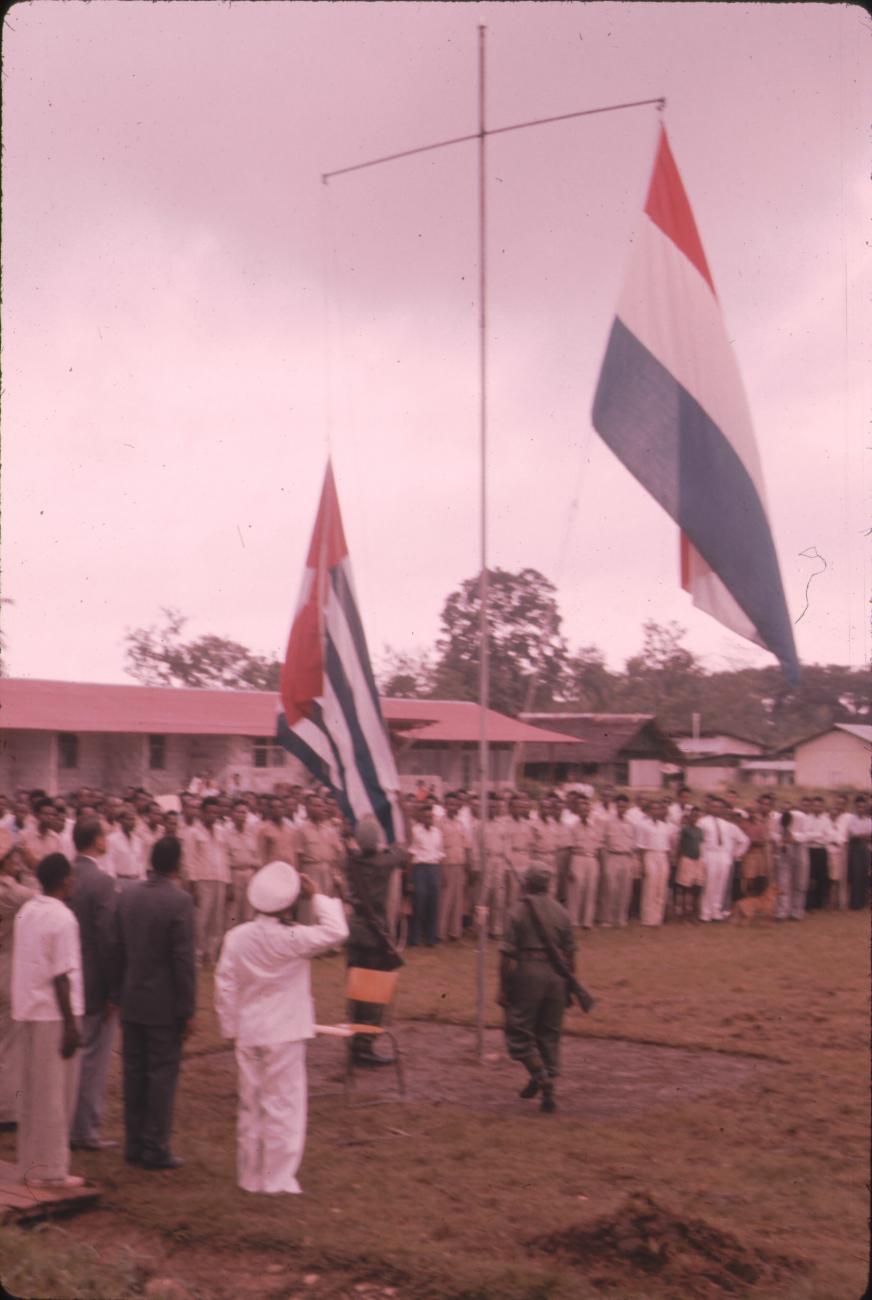 BD/171/37 - 
Festiviteit, plechtigheid, Nederlandse vlag en Papoeavlag worden gehesen.
