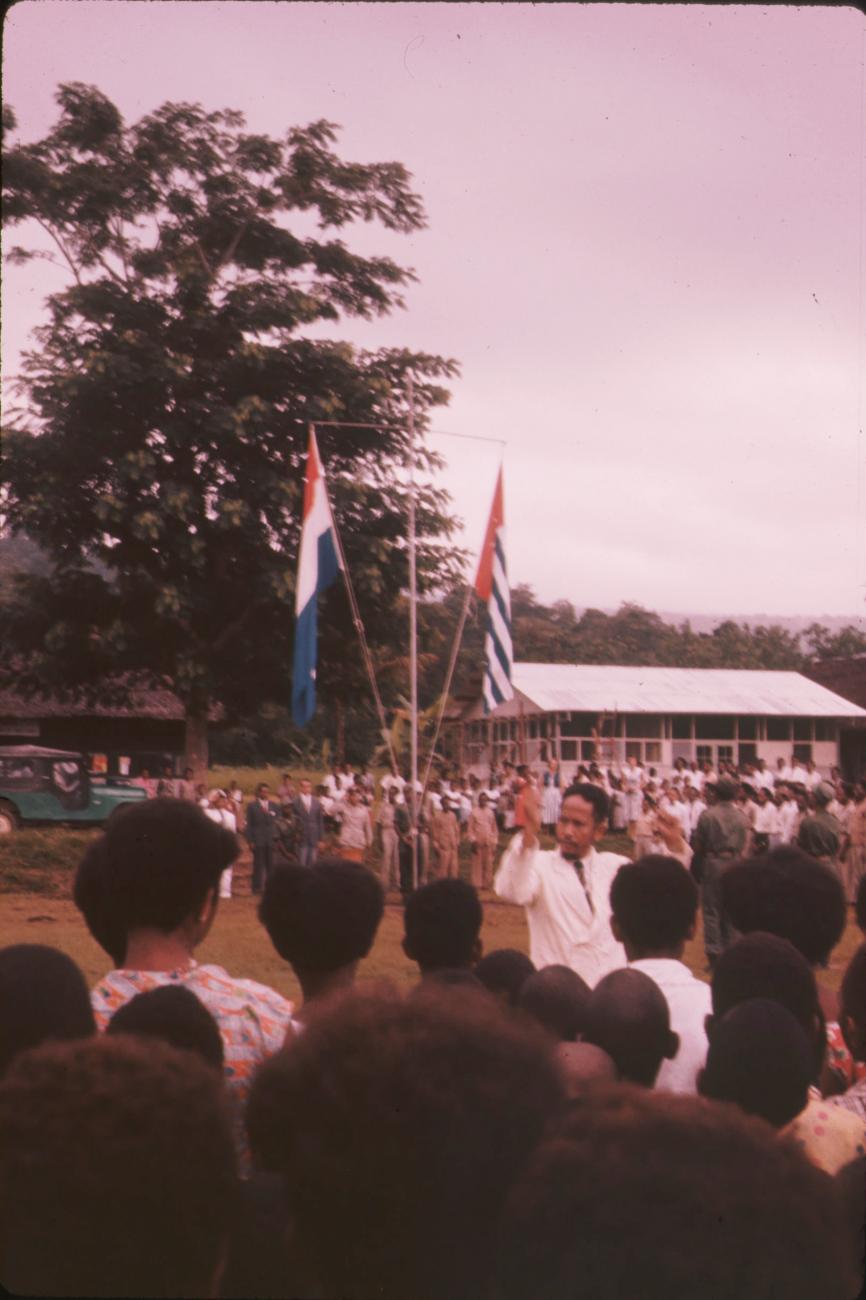 BD/171/39 - 
Festiviteit, plechtigheid, jonge vrouwen zingen.
