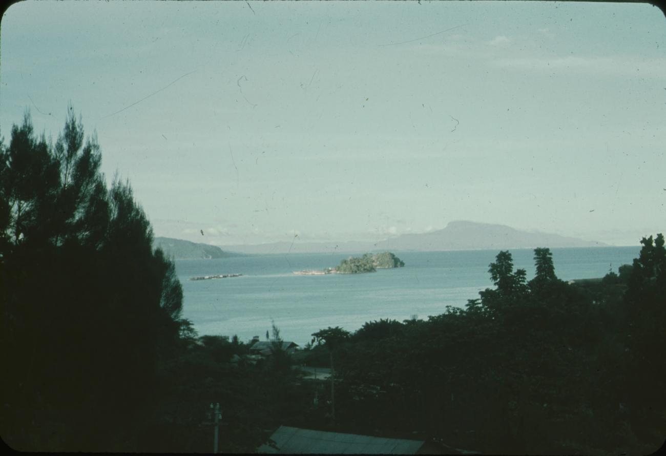 BD/171/410 - 
Baai met eilanden.
