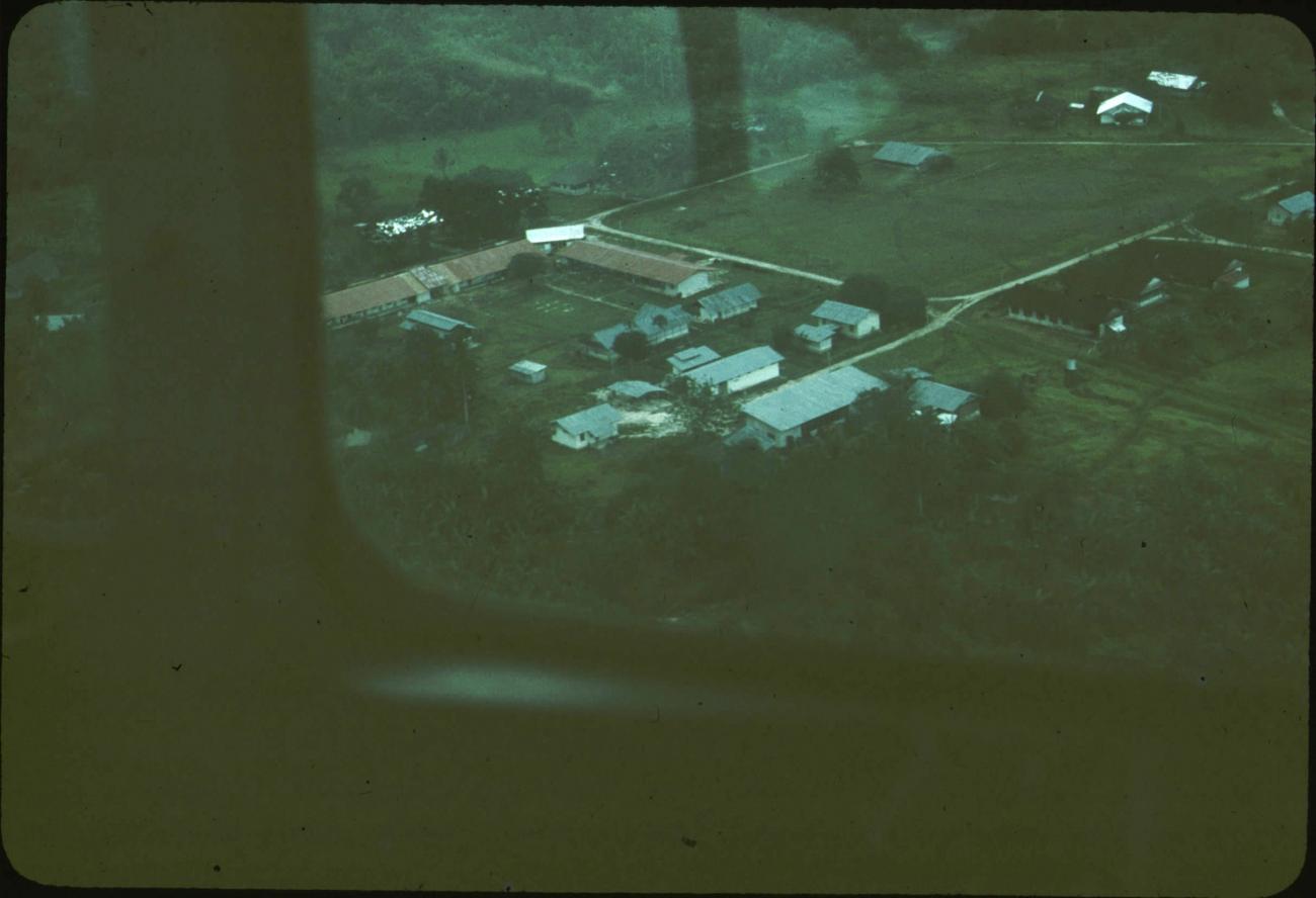 BD/171/412 - 
Luchtfoto van dorp.
