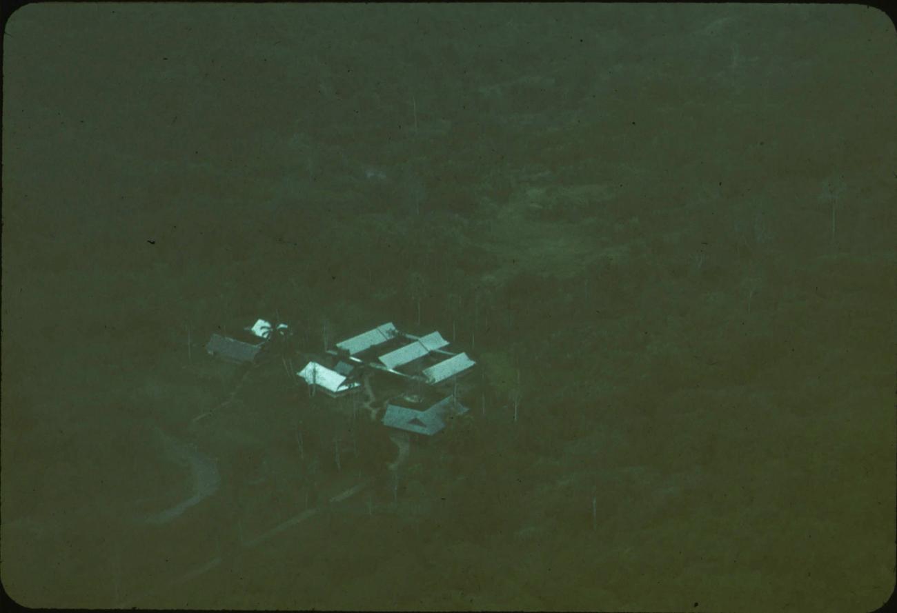BD/171/414 - 
Luchtfoto van dorp.
