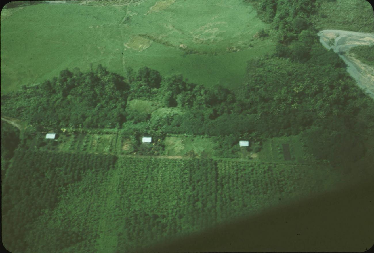 BD/171/415 - 
Luchtfoto van drie huizen in landschap.
