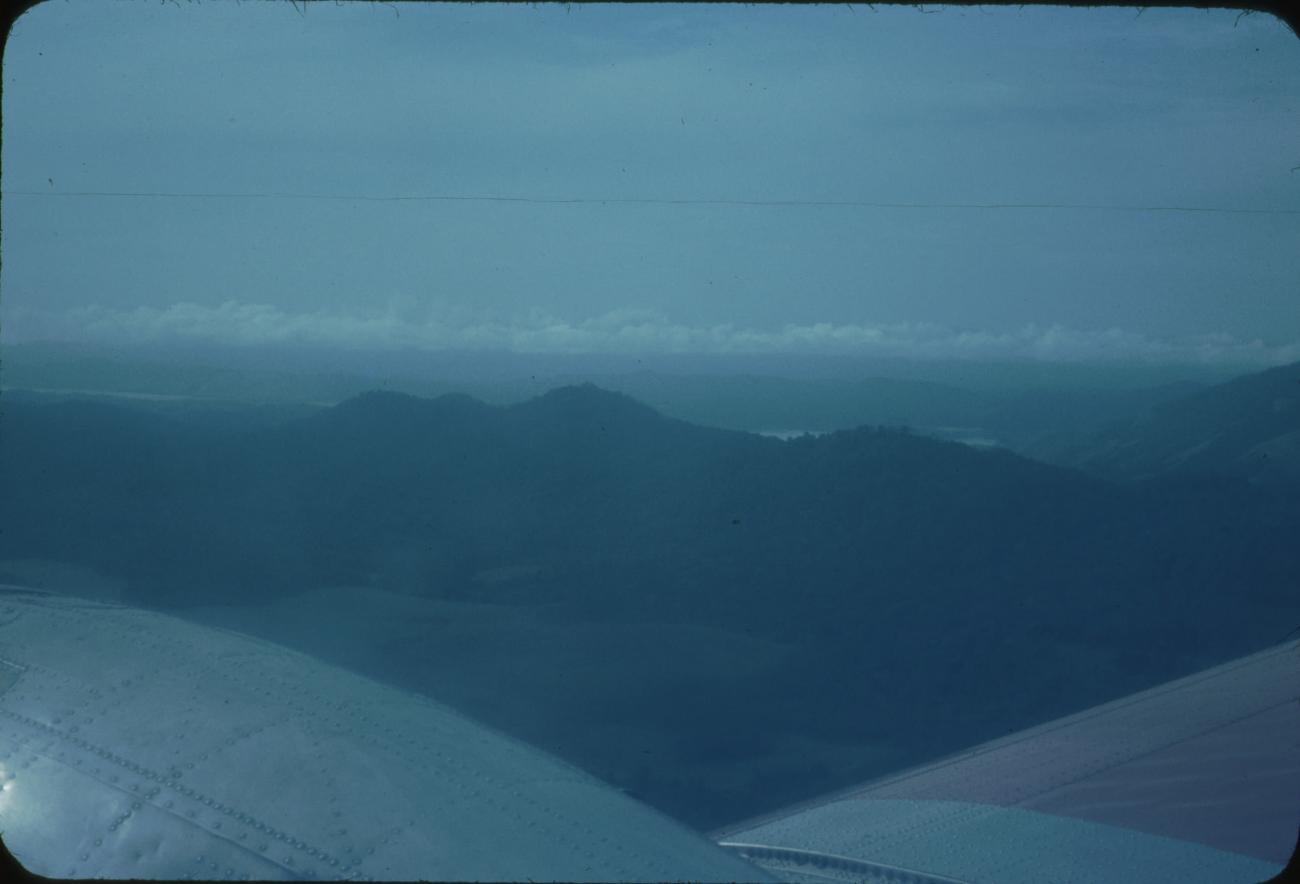 BD/171/41 - 
Luchtfoto berglandschap.
