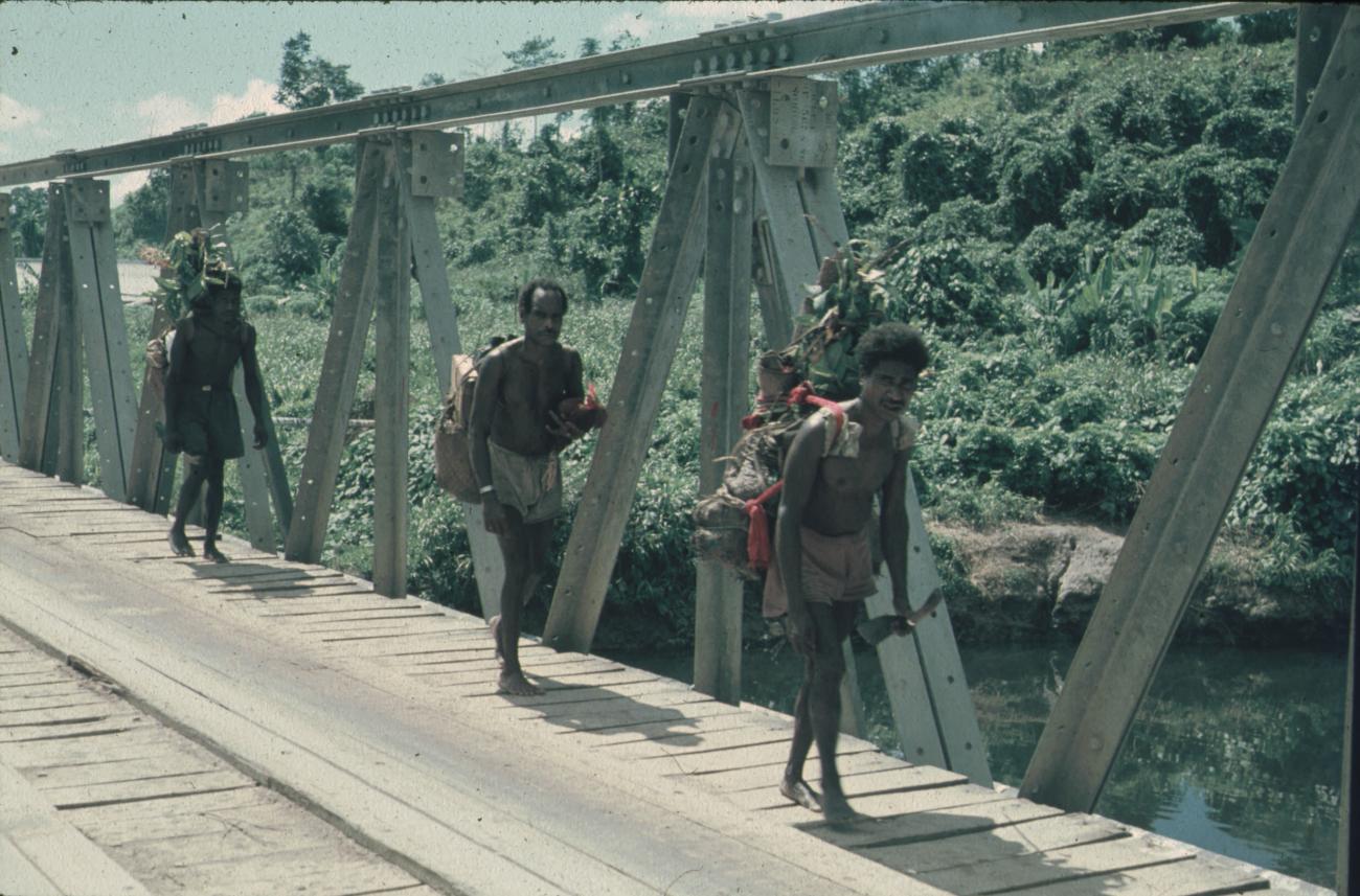 BD/171/423 - 
Mannen met bepakking lopend over brug.
