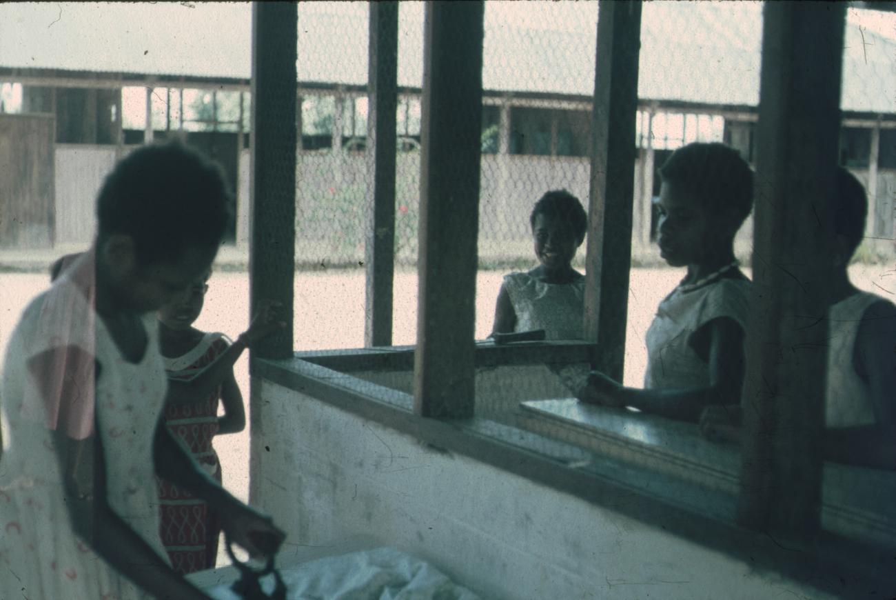 BD/171/429 - 
Meisjes op school aan het strijken. 
