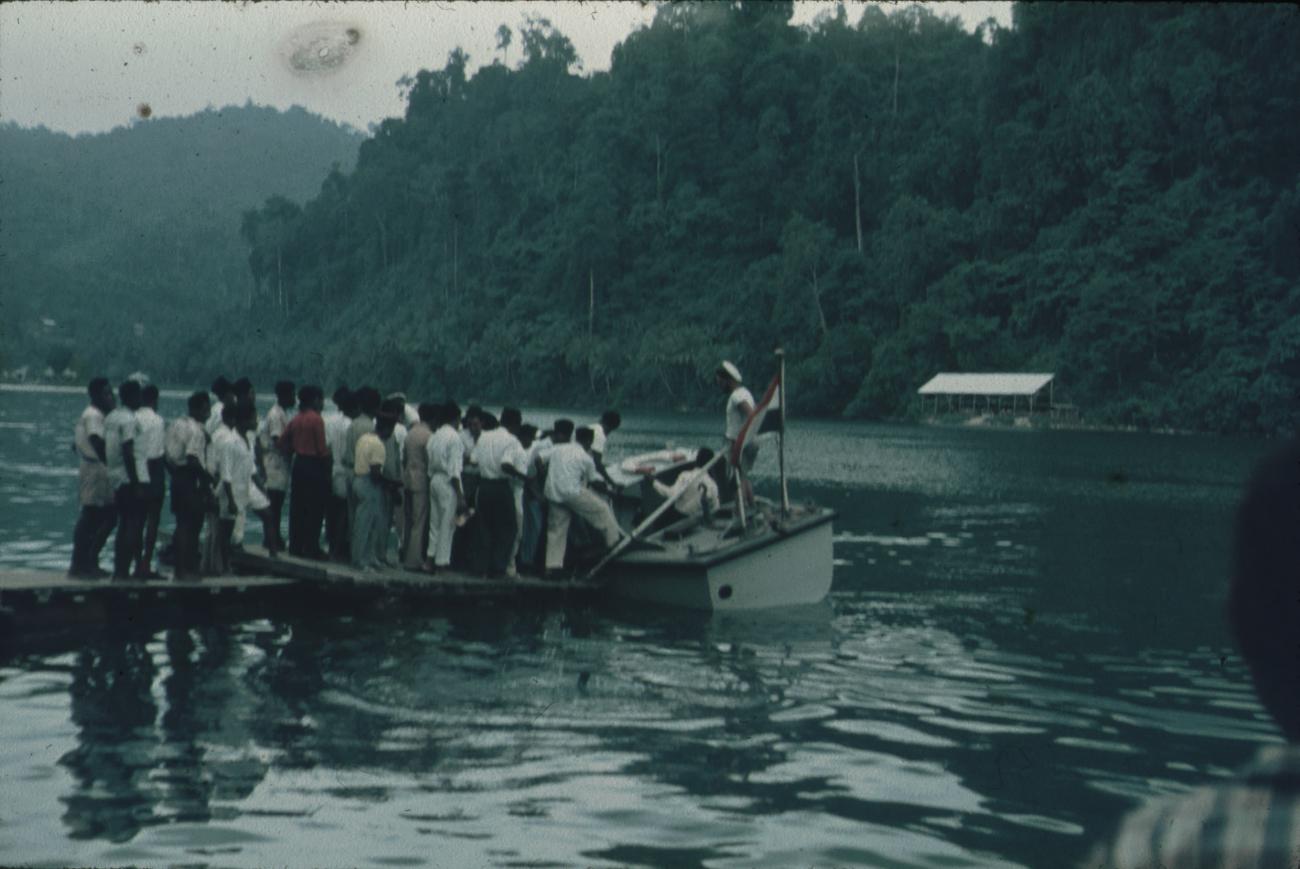 BD/171/439 - 
Groep mensen stapt in boot.
