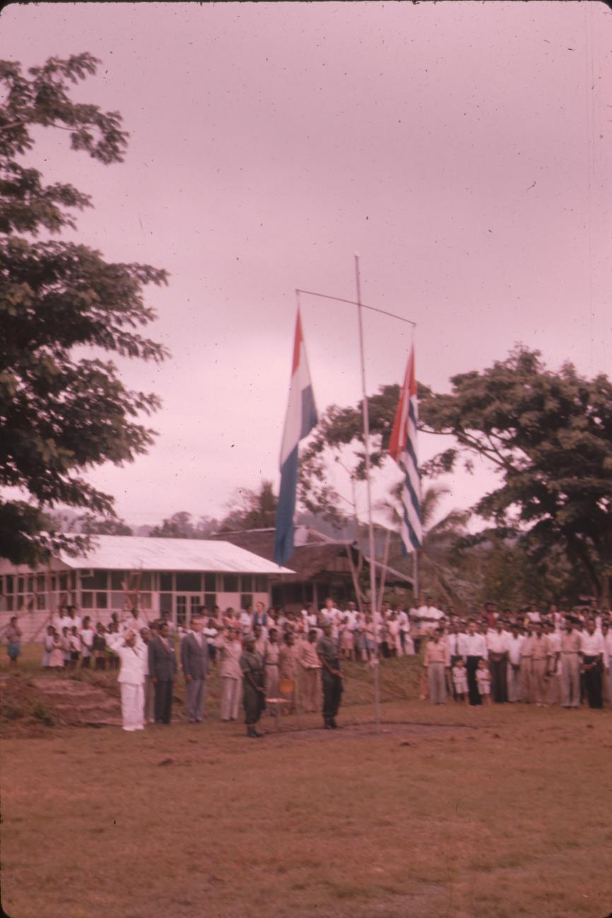 BD/171/43 - 
Festiviteit, vlaggenmast met Nederlandse vlag en Papoeavlag.
