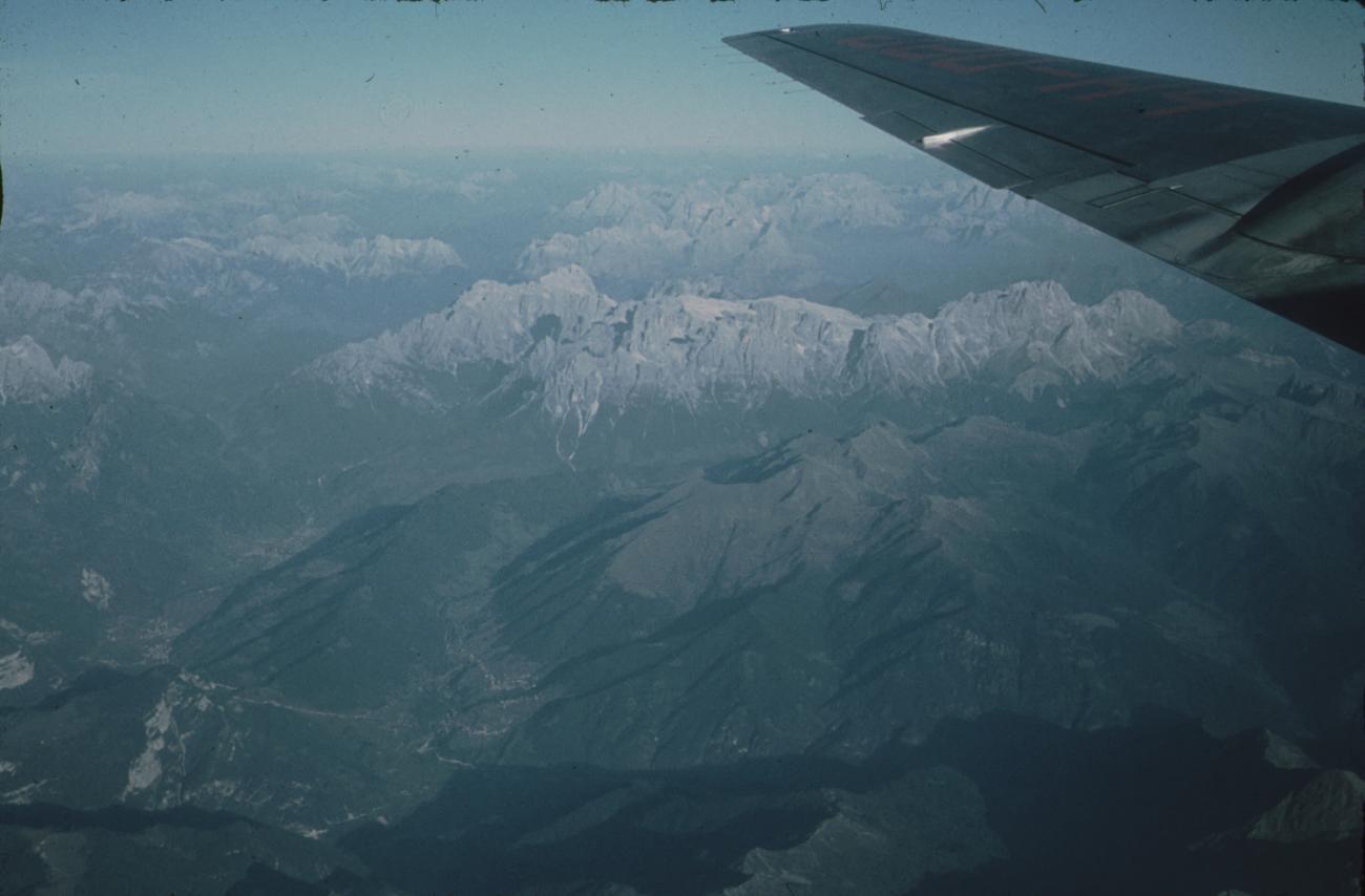 BD/171/44 - 
Luchtfoto berglandschap.
