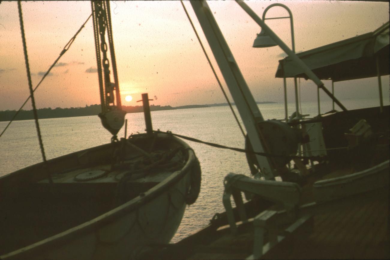 BD/171/473 - 
Baai bij avond, afgemeerde schepen.
