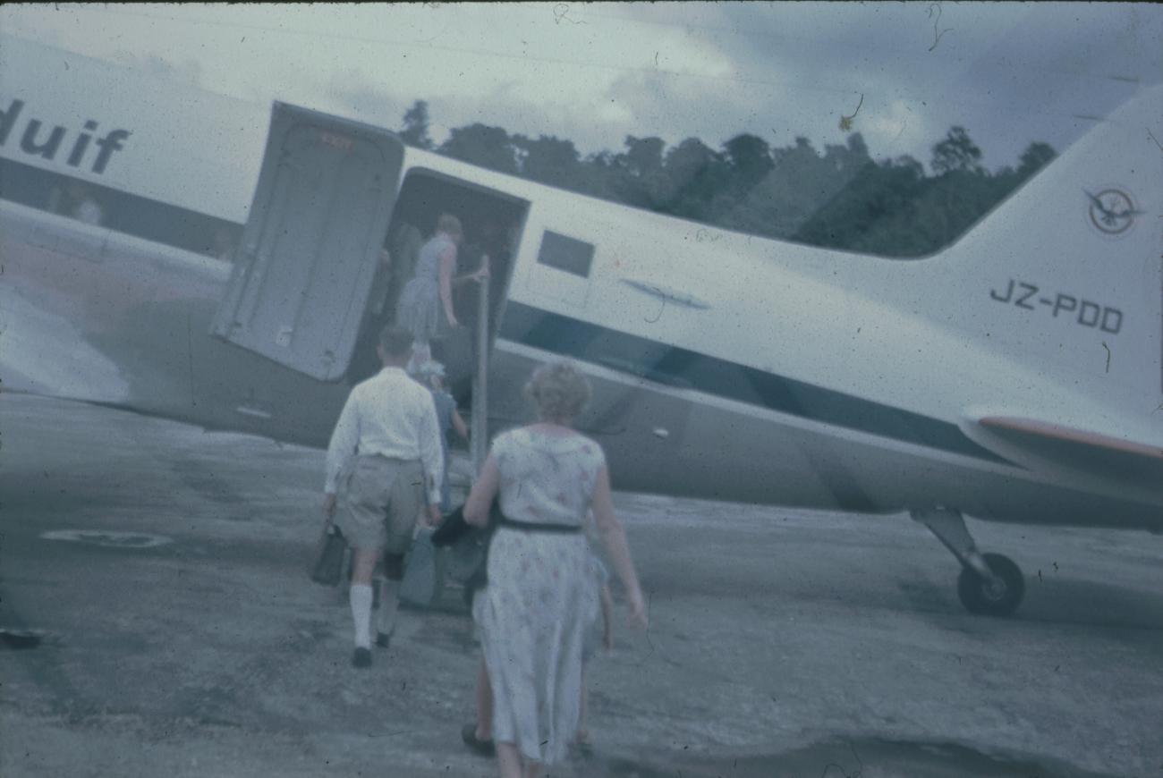 BD/171/516 - 
Mensen gaan aan boord van vliegtuig van de NNGLM.
