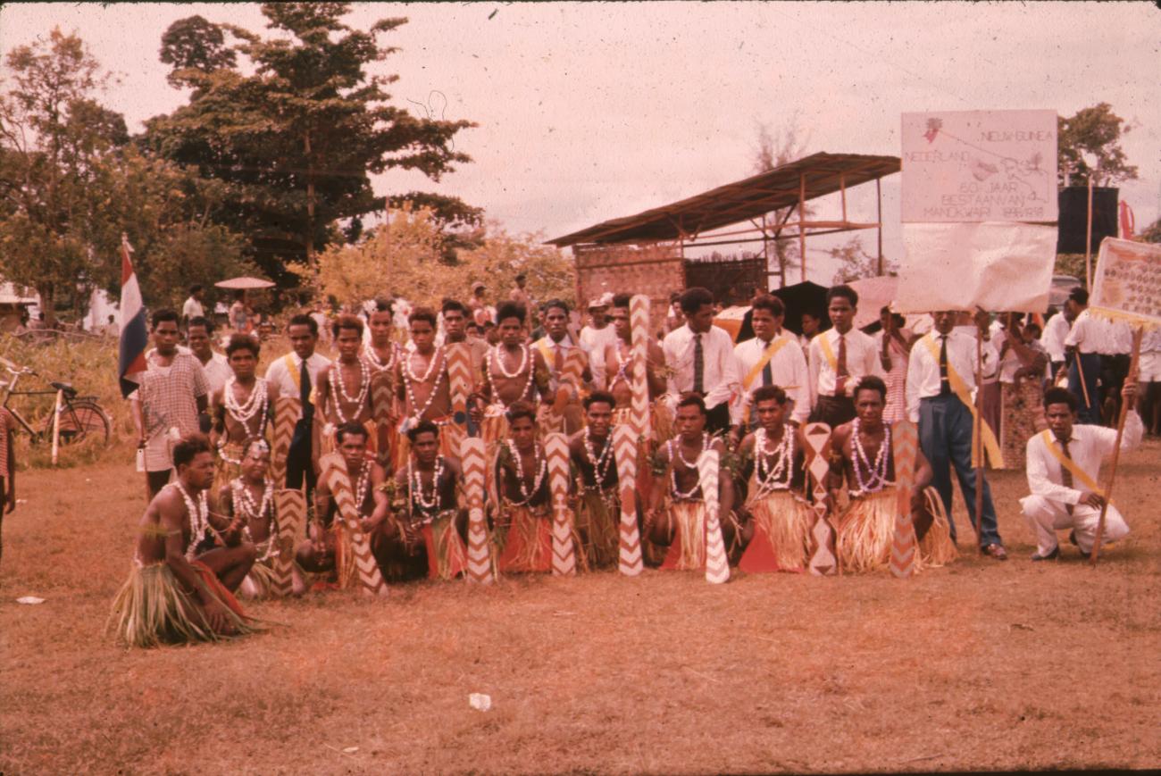 BD/171/539 - 
Groepsfoto mannen in traditionele kledij.
