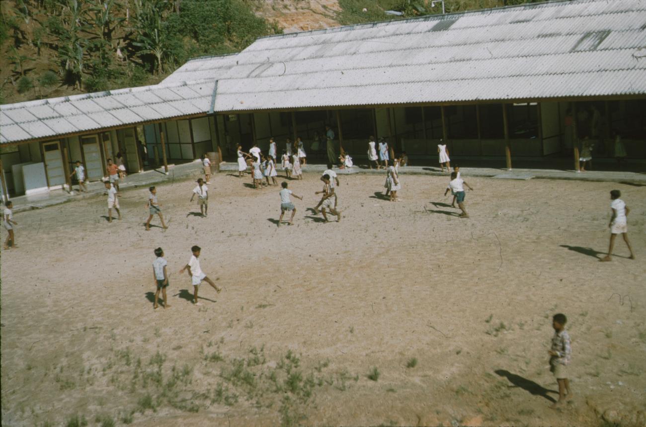 BD/171/577 - 
Spelende leerlingen op binnenplaats school.
