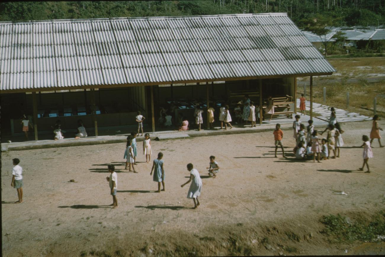 BD/171/578 - 
Spelende leerlingen op binnenplaats school.

