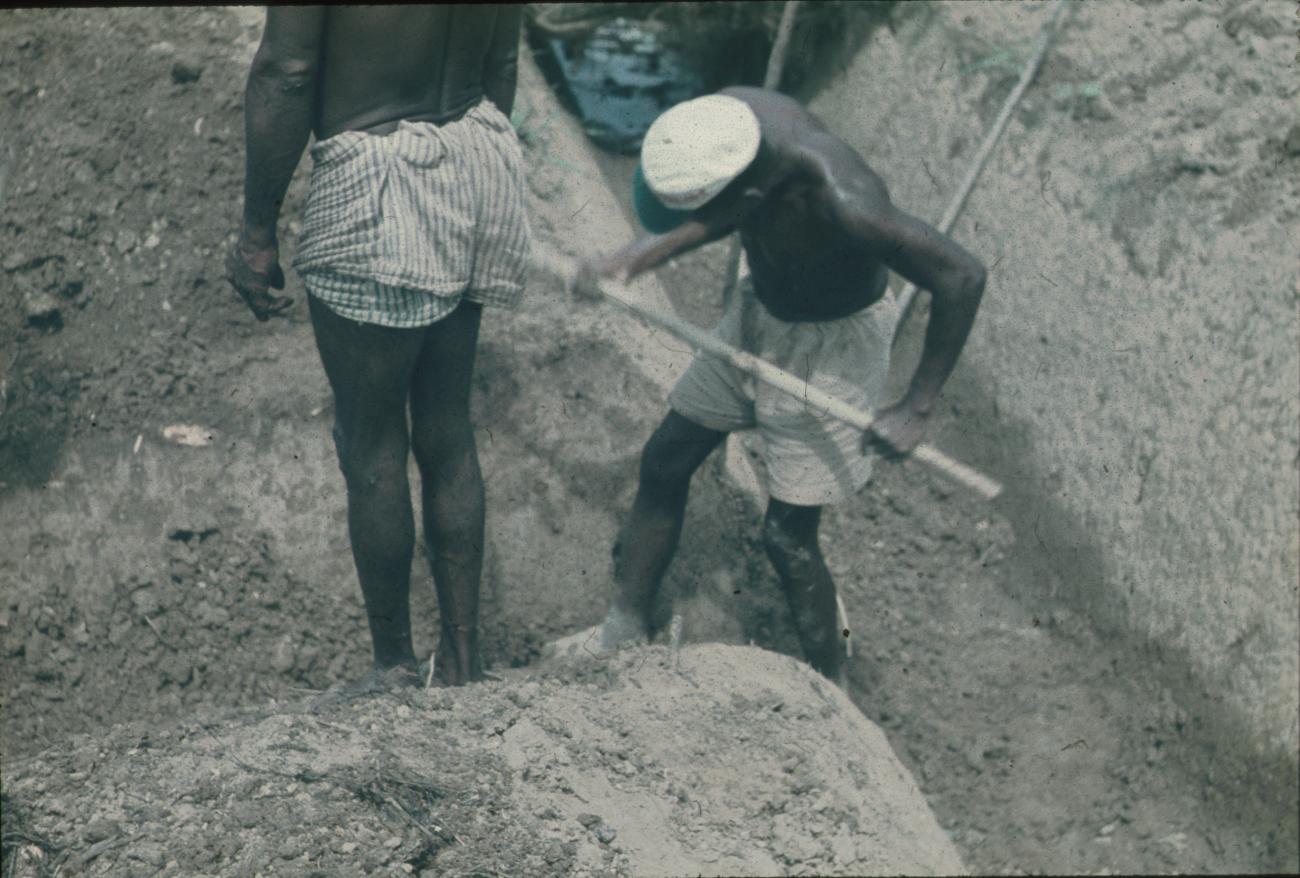 BD/171/593 - 
Mannen werken aan irrigatiekanaal.
