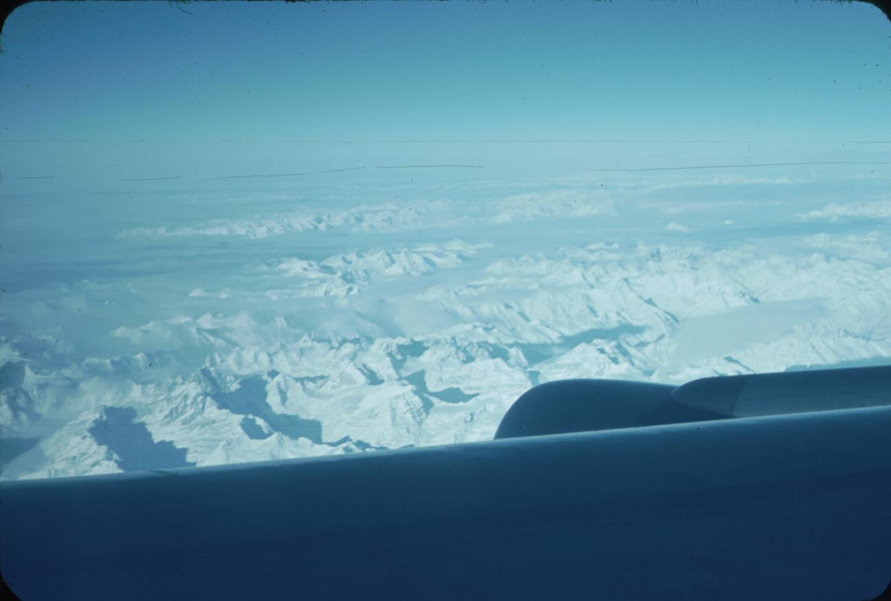 BD/171/64 - 
Luchtfoto, besneeuwd berglandschap.

