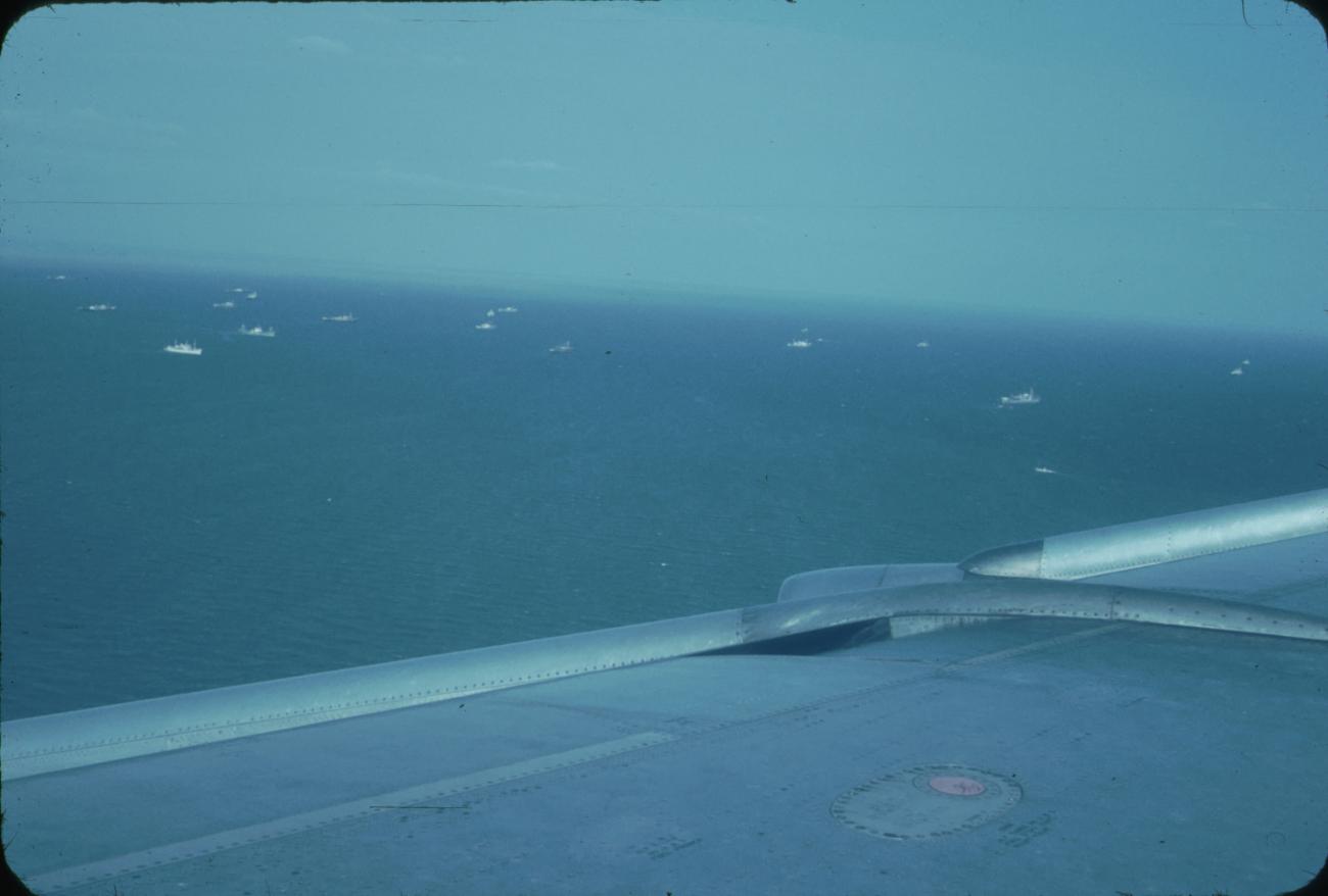 BD/171/65 - 
Luchtfoto zee met schepen.
