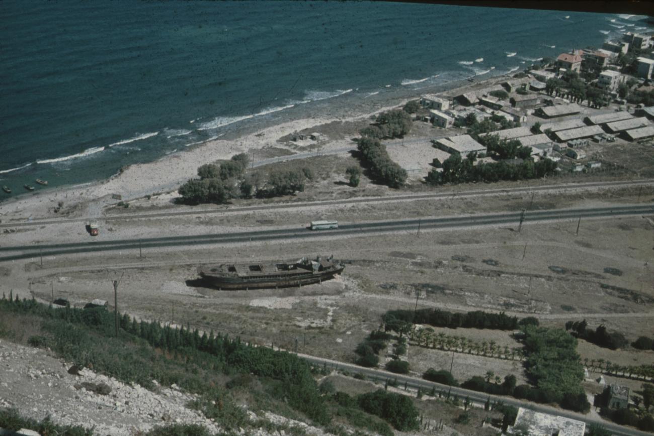 BD/171/76 - 
Weg nabij de kust, foto genomen vanaf heuvel, scheepswrak.
