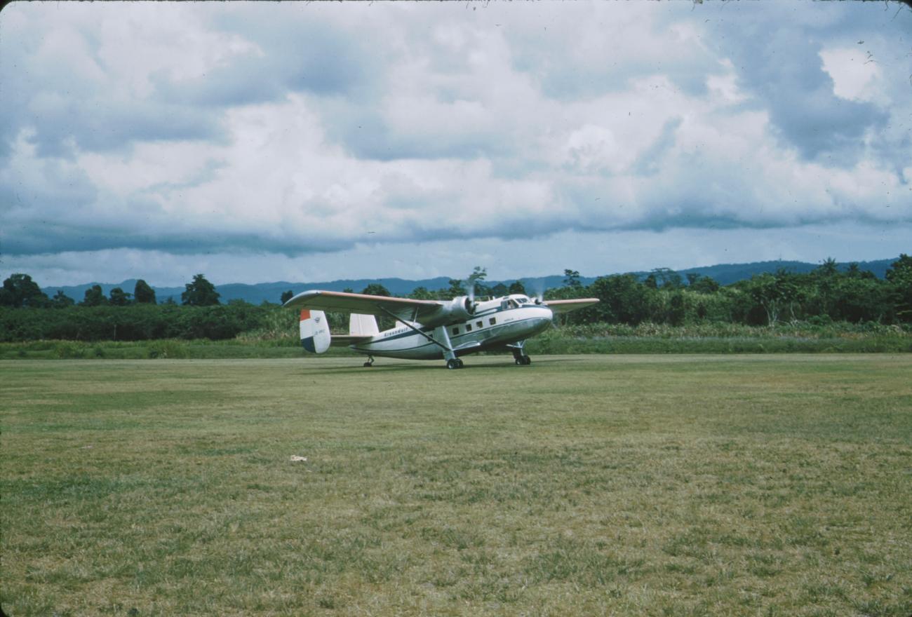 BD/171/7 - 
Vliegtuig van NNGLM met draaiende motoren op vliegveld.
