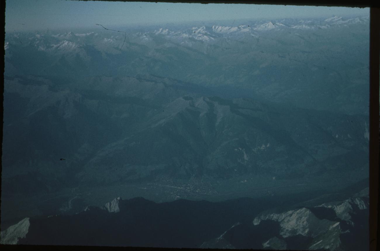 BD/171/83 - 
Luchtfoto, berglandschap met besneeuwde toppen.
