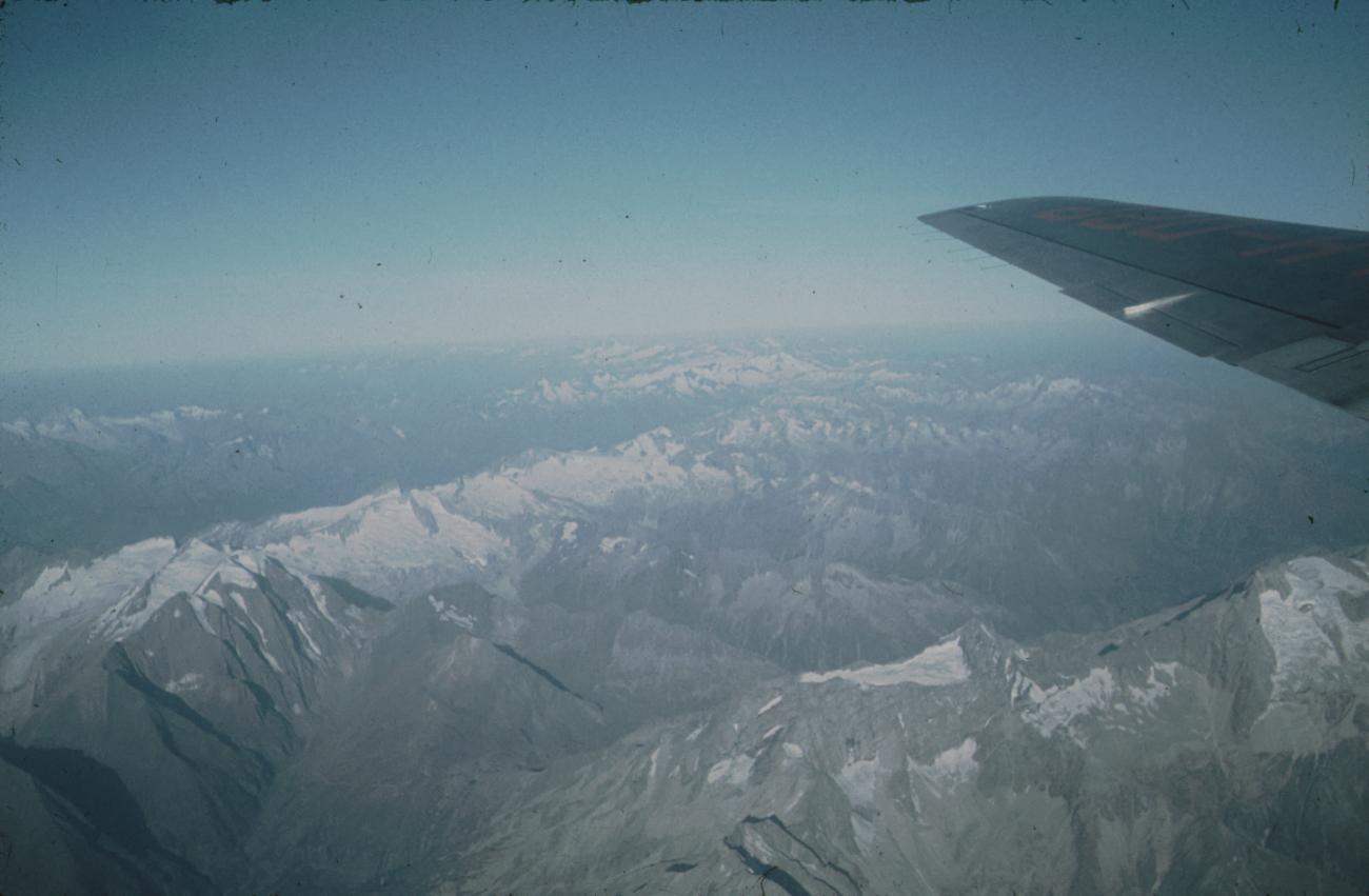 BD/171/87 - 
Luchtfoto van berglandschap met besneeuwde toppen.
