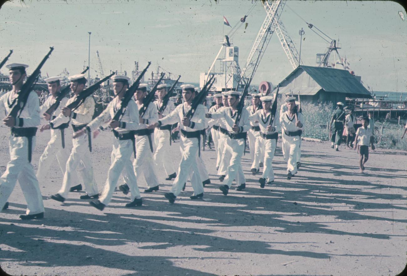 BD/171/90 - 
Marcherende mariniers in haven.
