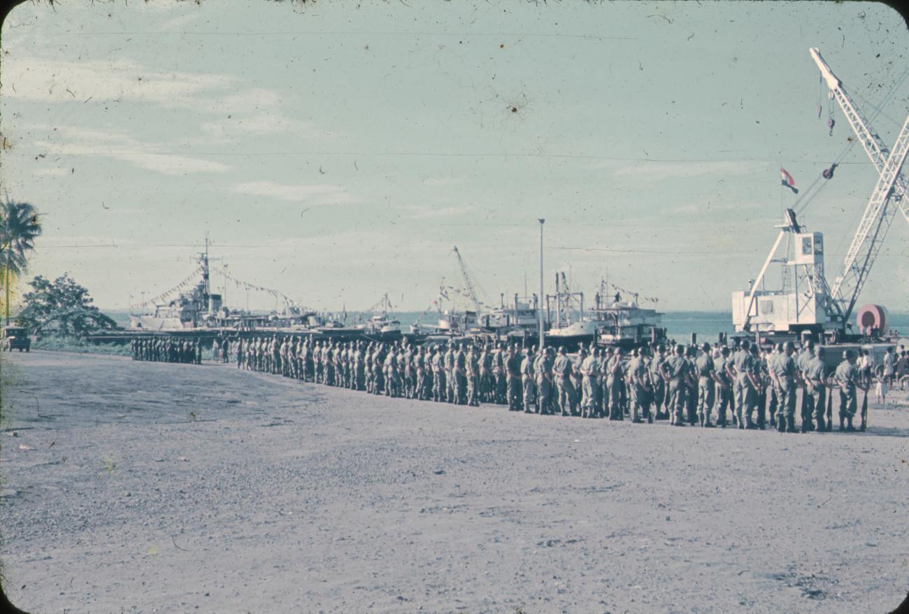 BD/171/91 - 
Groep militairen in haven.
