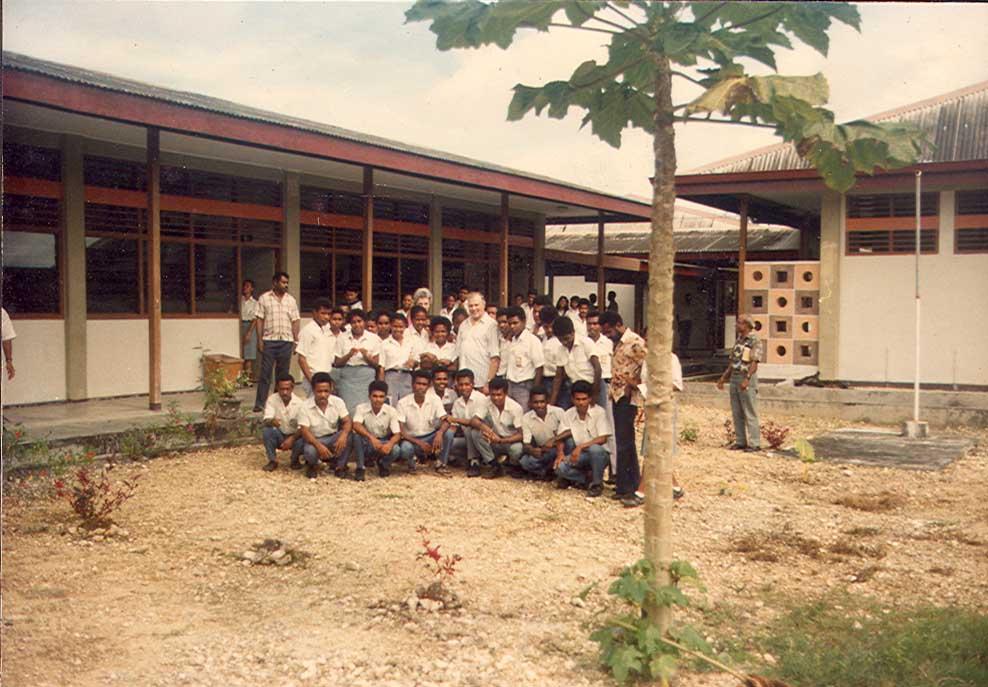 BD/269/502 - 
Ingang S.P.G. gebouw met groep studenten
