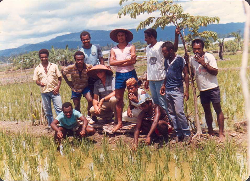 BD/269/505 - 
Poseren met Papoea&#039;s op landbouwgrond
