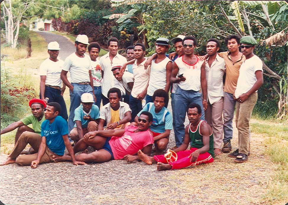 BD/269/509 - 
Groep Papoea&#039;s poseren in straat
