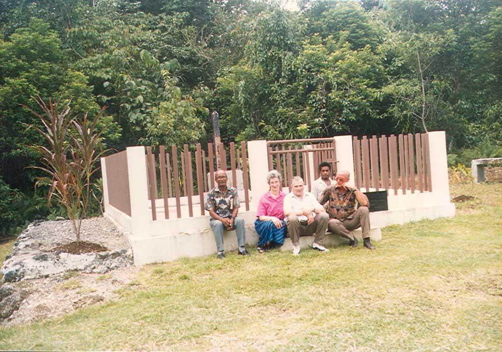 BD/269/510 - 
Groep mensen zittend voor mogelijk monument
