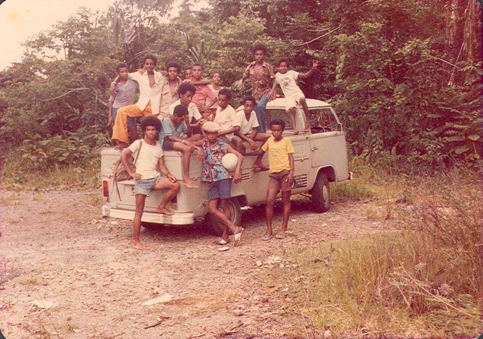 BD/269/511 - 
Groep Papua&#039;s met voetbal en busje
